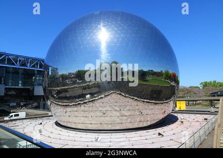 PARIS (75). PARC DE LA VILLETTE, ZENTRUM FÜR KULTUR UND FREIZEIT, ZITAT VON WISSENSCHAFT UND INDUSTRIE, GEODE Stockfoto