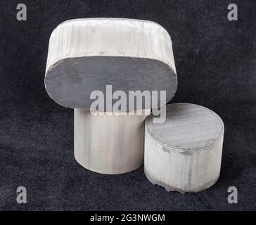 Teil der Auspuffanlage eines Autos mit einem keramischen Katalysator, der aus wertvollen NE-Metallen auf schwarzem Hintergrund besteht. Stockfoto