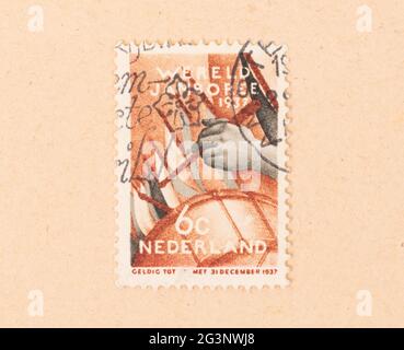 Die Niederlande 1950: einen Stempel in den Niederlanden gedruckten zeigt jemand Schlagzeug spielen, ca. 1950 Stockfoto