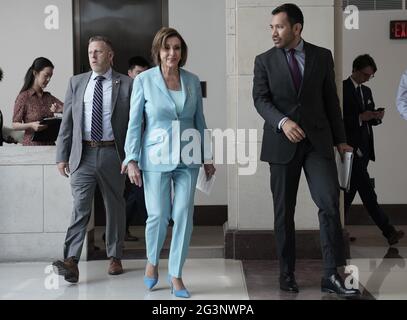 Washington, Usa. Juni 2021. Die Sprecherin des Hauses, Nancy Pelosi, D-CA, kommt am Donnerstag, dem 17. Juni 2021, zu ihrer wöchentlichen Pressekonferenz mit Reportern im US-Kapitol in Washington, DC. Foto von Ken Cedeno/UPI. Kredit: UPI/Alamy Live Nachrichten Stockfoto