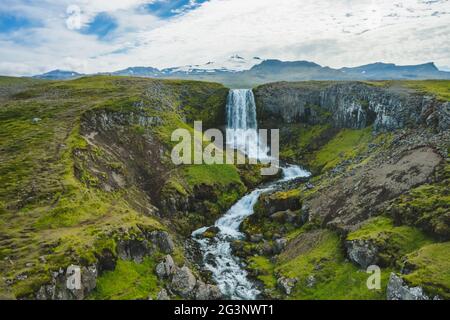 Luftaufnahme des Svodufoss Wasserfalls und Mount Snaefell. Landschaft auf der Halbinsel Snaefellsnes im Westen Islands. Stockfoto