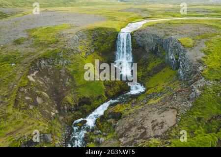 Luftaufnahme des Svodufoss Wasserfalls. Landschaft auf der Halbinsel Snaefellsnes im Westen Islands. Stockfoto