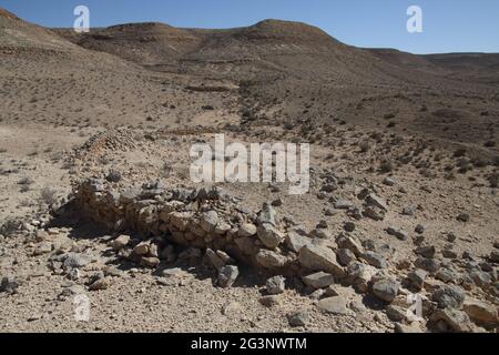 Altes Landwirtschaftssystem aus Dämmen und Terrassen, das vor 3000 Jahren von Israeliten erbaut wurde, um den Fluss von Sturzflutwasser in einem trockenen Flussbett zu verlangsamen. Negev-Wüste Stockfoto