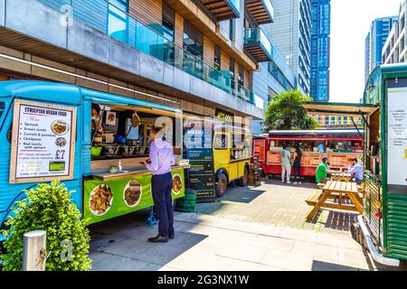 Street Food Vans Lebensmittelmarkt in South Quay, Canary Wharf, London, Großbritannien Stockfoto