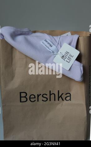 BERLIN, DEUTSCHLAND - 15. Jun 2021: hemd in einer Papiertasche von Bershka, Mode Stockfoto