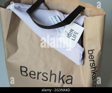 BERLIN, DEUTSCHLAND - 15. Jun 2021: hemd in einer Papiertasche von Bershka, Mode Stockfoto