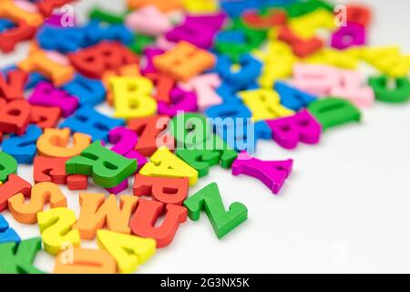 Farbige Holzbuchstaben des englischen Alphabets auf weißem Hintergrund, Kopierraum Stockfoto