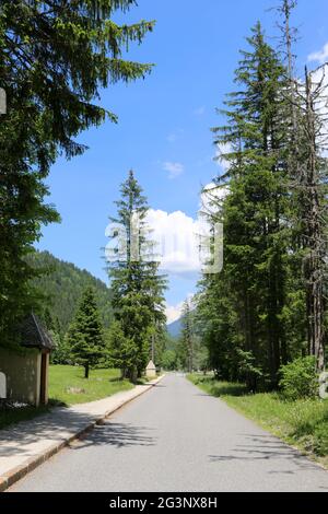 Chapelles. Chemin de Croix. Route de Notre-Dame de la Gorge. Les Contamines-Montjoie. Haute-Savoie. Auvergne-Rhône-Alpes. Frankreich. Stockfoto