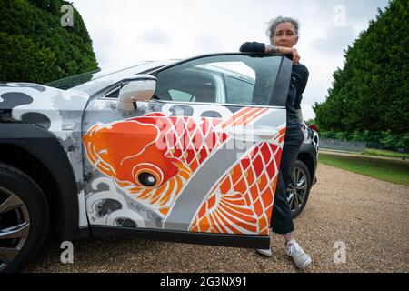 Die Künstlerin Claudia De Sabe mit ihrem tätowierten Auto, einem Lexus UX Kompakt-SUV, im East Garden im Hampton Court Palace im Südwesten Londons, vor der am Freitag beginnenden Hampton Court Palace Artisan Fair. Die Künstlerin Claudia De Sabe tätowiert die UX-Haube mit 3 maßgeschneiderten Designs pro Tag. Bilddatum: Donnerstag, 17. Juni 2021. Stockfoto