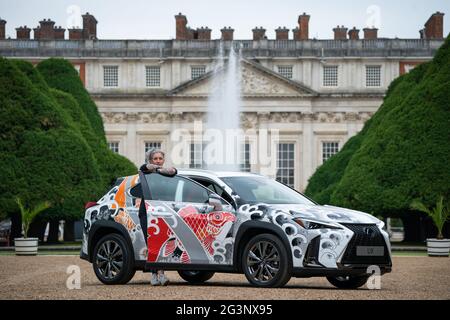 Die Künstlerin Claudia De Sabe mit ihrem tätowierten Auto, einem Lexus UX Kompakt-SUV, im East Garden im Hampton Court Palace im Südwesten Londons, vor der am Freitag beginnenden Hampton Court Palace Artisan Fair. Die Künstlerin Claudia De Sabe tätowiert die UX-Haube mit 3 maßgeschneiderten Designs pro Tag. Bilddatum: Donnerstag, 17. Juni 2021. Stockfoto