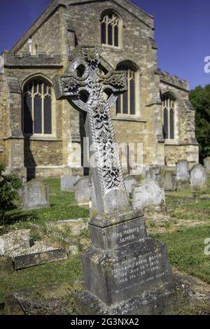 BEDFORD, VEREINIGTES KÖNIGREICH - 14. Jun 2021: Die Abbey Church of St Mary and St Helena im Dorf Elstow, Bedfrodshire. Dies ist der Geburtsort von Jo Stockfoto