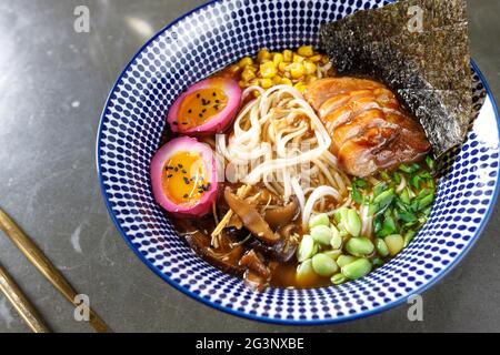Miso-Suppe mit Aalpilzen, Eiern, Gemüse und udon-Nudeln Stockfoto