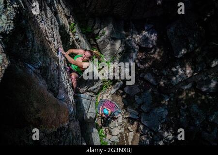 6/6/21 - Boulder, Colorado - Eine Frau arbeitet die Bewegungen auf einem schwierigen Felsklettern im Boulder Canyon aus Stockfoto