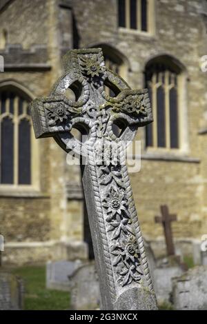 BEDFORD, VEREINIGTES KÖNIGREICH - 14. Jun 2021: Die Abbey Church of St Mary and St Helena im Dorf Elstow, Bedfrodshire. Dies ist der Geburtsort von Jo Stockfoto