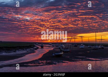 Roter Himmel dämmert über dem Hafen von Wells am Meer Stockfoto