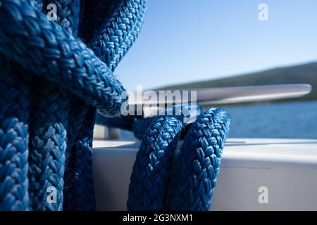 Blaues doppelgeflochtenes Marineseil auf einem Strang der Yacht Stockfoto