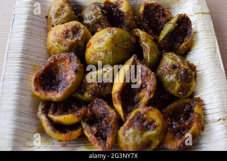 Leckere Goonda oder Gunde KI sabzi auch bekannt als Gumberry oder Kleber Beerengemüse mit indischen Masala gekocht. Saisonale Beilage aus Sabji-Früchten, mit Witz gegessen Stockfoto