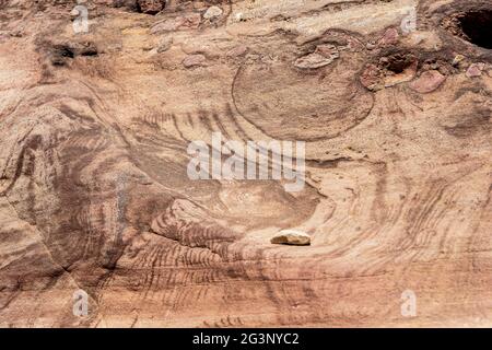 Ein erstaunlicher Ort in Israel wird der Rote Canyon und Nahal Shani, Südbezirk genannt. Es lohnt sich auf jeden Fall, wegen seiner atemberaubenden Steinstruktur einen Besuch zu machen. Hochwertige Fotos Stockfoto