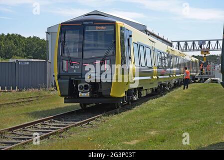 Der neue Metrozug Merseyrail der Klasse 777 Stadler EMU mit Batterieaggregat wird auf der Rail Live, der Fachmesse für Bahnindustrie, am 16. Juni 2021, vorgestellt Stockfoto