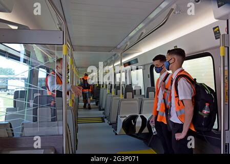 Der neue Metrozug Merseyrail der Klasse 777 Stadler EMU mit Batterieaggregat wird auf der Rail Live, der Fachmesse für Bahnindustrie, am 16. Juni 2021, vorgestellt Stockfoto