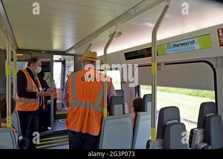 David Powell von Merseyrail zeigt Mitarbeitern der Bahnindustrie den neuen Metrozug Merseyrail der Klasse 777 Stadler, der auf der Rail Live am 16. Juni 2021 vorgestellt wird Stockfoto