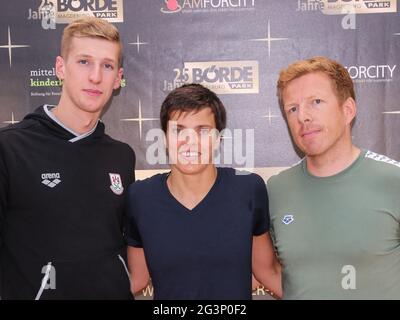 Deutsche Schwimmer Florian Wellbrock, Franziska Hentke mit Trainer Bernd Berkhahn alle SC Magdeburg Stockfoto