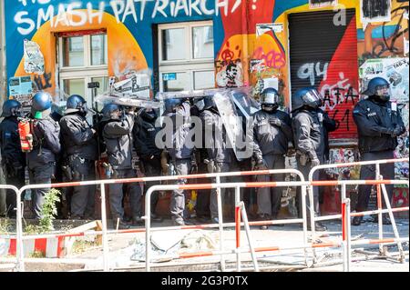 Berlin, Deutschland. Juni 2021. Brandschutztest in der Rigaer Straße 94 in Berlin am 17. Juli 2021. Die Polizei versuchte, mit einem Brandschutzexperten in das Haus zu kommen. Türen werden in Stücke gesägt und ein Feuerlöscher aufgesprüht. Quelle: Tim Eckert/Alamy Live News Stockfoto