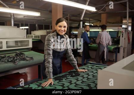 Arbeiterin, die in der Lederschneiderei der Schuhfabrik steht Stockfoto