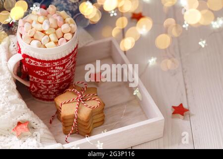 Heisse Weihnachtsschokolade mit Salmmikchen Stockfoto