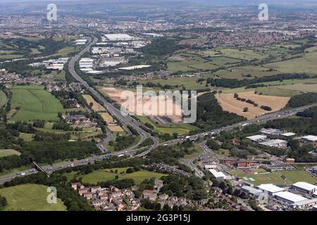 Luftaufnahme der M606 von Chain Bar, der Kreuzung 26 der Autobahn M62, mit Blick nach Norden in Richtung Bradford-Skyline Stockfoto