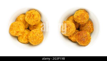 Vegane Falafel-Kugeln, vorgebraten und frittiert in weißen Schalen. Gruppen von kugelförmigen Krabben, basierend auf Kichererbsen, einem traditionellen nahöstlichen Essen. Stockfoto