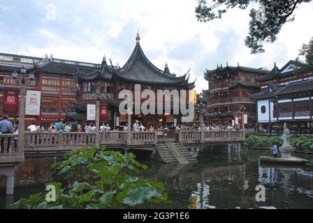 Das Huxinting Teehaus in der Altstadt von Shanghai, China, in der Nähe der Yu Yuan Gärten. Dieses traditionelle chinesische Teehaus ist bei Touristen beliebt. Stockfoto