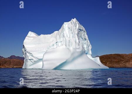 Eisberg, der sich im Wasser spiegelt - Ostgrönland Stockfoto