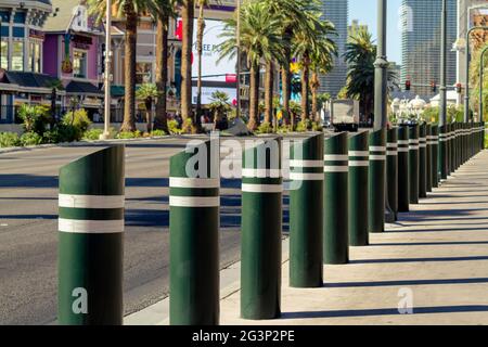 Las Vegas, NV, USA – 8. Juni 2021: Straßenansicht der Fußgängerschutzbarrieren, die den Las Vegas Boulevard in Las Vegas, Nevada, säumen. Stockfoto