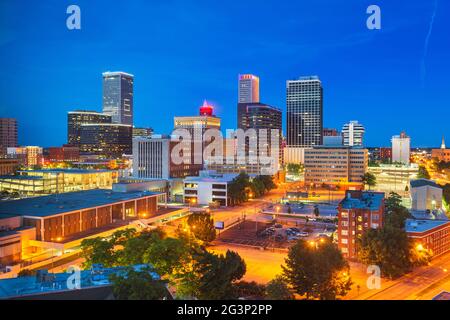 Tulsa, Oklahoma, USA Downtown Skyline der Stadt in der Dämmerung. Stockfoto