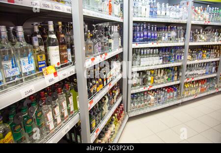 Kaliningrad, Russland - 25. August 2018: Regale des Supermarkts mit Wodka. Stockfoto