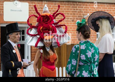 Ascot, Großbritannien. Juni 2021. Racegoer Tracy Rose kommt am Ladies Day in Royal Ascot an und trägt einen Hut mit zwei großen roten Rosen. Trotz Covid-Einschränkungen und wechselhaftem Wetter einschließlich etwas Regen zeigten viele Rennfahrer die aufwendigen Hüte und Faszination, für die der Gold Cup Day bekannt geworden ist. Kredit: Mark Kerrison/Alamy Live Nachrichten Stockfoto