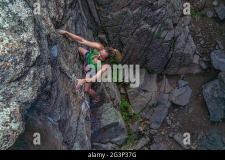 6/6/21 - Boulder, Colorado - Eine Frau arbeitet die Bewegungen auf einem schwierigen Felsklettern im Boulder Canyon aus Stockfoto