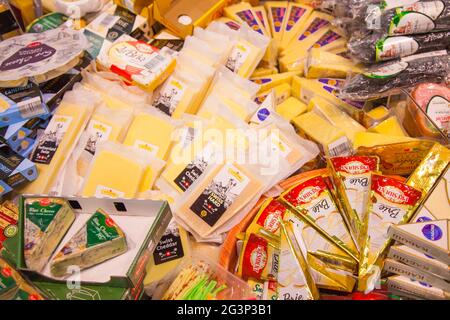 Kaliningrad, Russland - 18. November 2020: Käse in den Regalen des lokalen russischen Supermarkts. Stockfoto