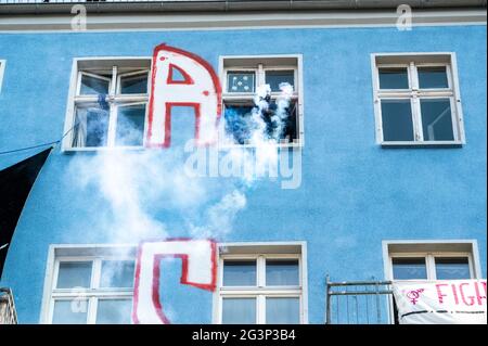 Berlin, Deutschland. Juni 2021. Brandschutztest in der Rigaer Straße 94 in Berlin am 17. Juli 2021. Die Polizei versuchte, mit einem Brandschutzexperten in das Haus zu kommen. Türen werden in Stücke gesägt und ein Feuerlöscher aufgesprüht. Quelle: Tim Eckert/Alamy Live News Stockfoto