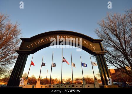 Elgin, Illinois, USA. Arch und service Fahnen am Veterans Memorial Park in Elgin, Illinois. Stockfoto