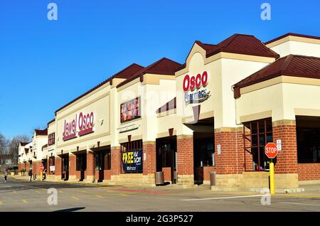 Carol Stream, Illinois, USA. Ein amerikanisches Grundnahrungsmittel, die Strip Mall. Dieses Beispiel gibt es in den Vororten von Chicago. Stockfoto