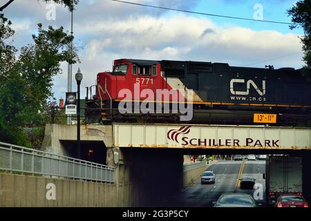 Schiller Park, Illinois, USA. Eine Lokomotive der Canadian Pacific Railway, die einen Güterzug führt, der langsam über eine Brücke fährt. Stockfoto