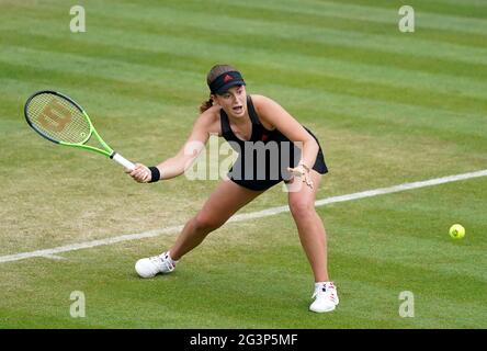 Die lettische Jelena Ostapenko setzt sich während des vierten Tages der Viking Classic im Edgbaston Priory Club in Birmingham gegen die tschechische Tereza Martincova ein. Bilddatum: Donnerstag, 17. Juni 2021. Stockfoto