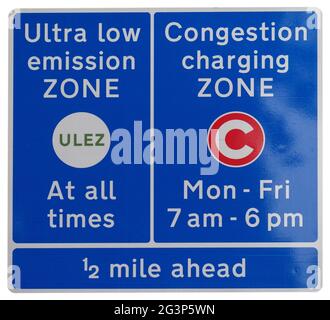ULEZ (Ultra Low Emission Zone) und C (Congestion Charging Zone) Schilder in London isoliert über Weiß Stockfoto