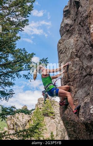 6/6/21 - Boulder, Colorado - Eine Frau arbeitet die Bewegungen auf einem schwierigen Felsklettern im Boulder Canyon aus Stockfoto