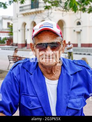 Mann in der Uniform des Straßenkehrers in Kuba Stockfoto