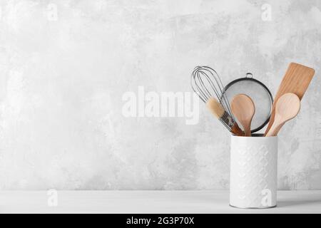 Küchenregal mit weißem modernen Geschirr Stockfoto