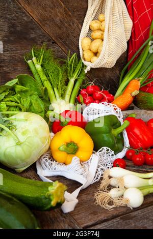 Bunte Vielfalt an frischem Gemüse auf rustikalem Holzhintergrund Stockfoto