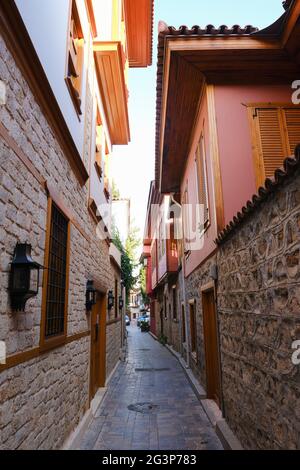 Eine schöne Straße mit historischen türkischen Häusern der Altstadt in Antalya, Kaleici, Türkei. Stockfoto